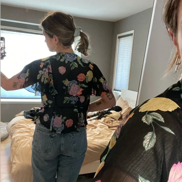 TOPSHOP "Frieda Floral Ruffle Tie Top" - Picture 4 of 6